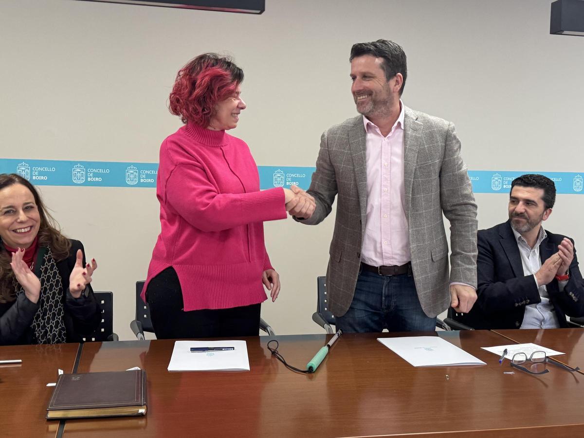 Virginia Carcedo y José Ramón Romero, tras firmar el convenio.
