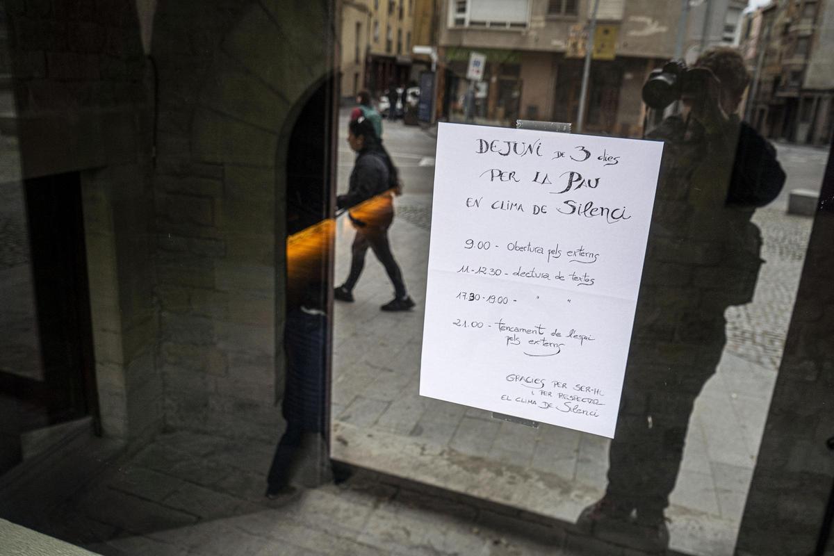 El cartell informatiu que hi ha a l'entrada de la capella, on es recorda que cal guardar silenci