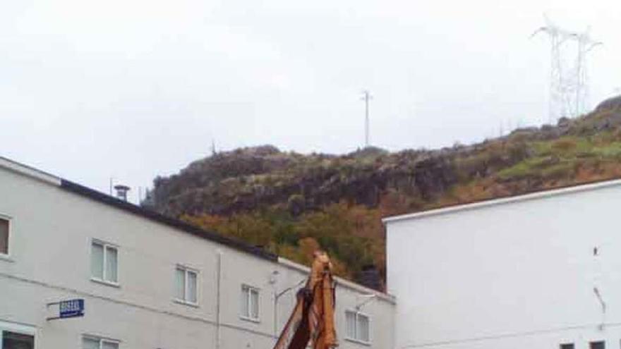 La máquina picando el suelo de la plaza, ayer.