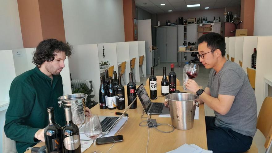 Ziyang Zhang y Boris Olivas, durante la cata en el Consejo Regulador. | C. T.