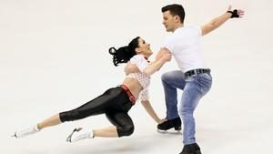 Los italianos Charlene Guignard (R) y Marco Fabbri se presentan durante la Danza del ritmo de la danza del hielo en el Gran Premio de Patinaje Artístico 2019/2020 NHK Trophy.