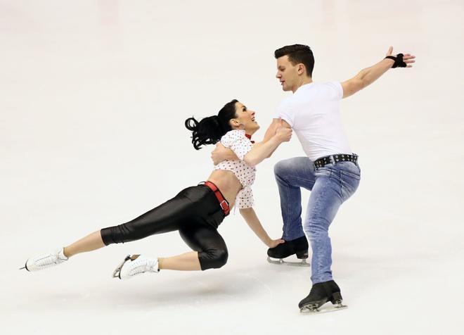 Los italianos Charlene Guignard (R) y Marco Fabbri se presentan durante la Danza del ritmo de la danza del hielo en el Gran Premio de Patinaje Artístico 2019/2020 NHK Trophy.