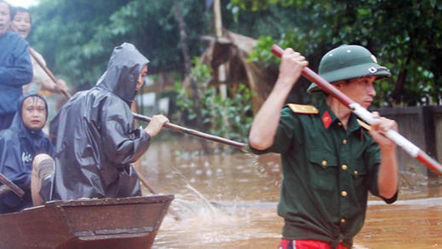 Afectados por las inundaciones que arrasan Vietnam.