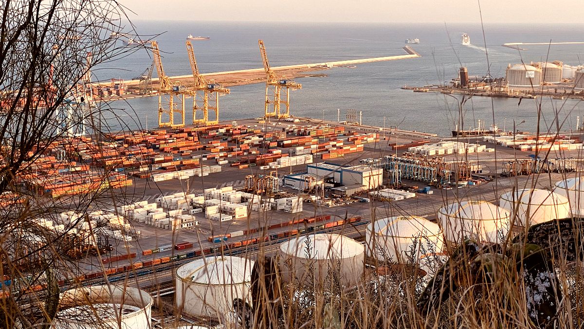 El puerto de Barcelona, visto desde Montjuïch.