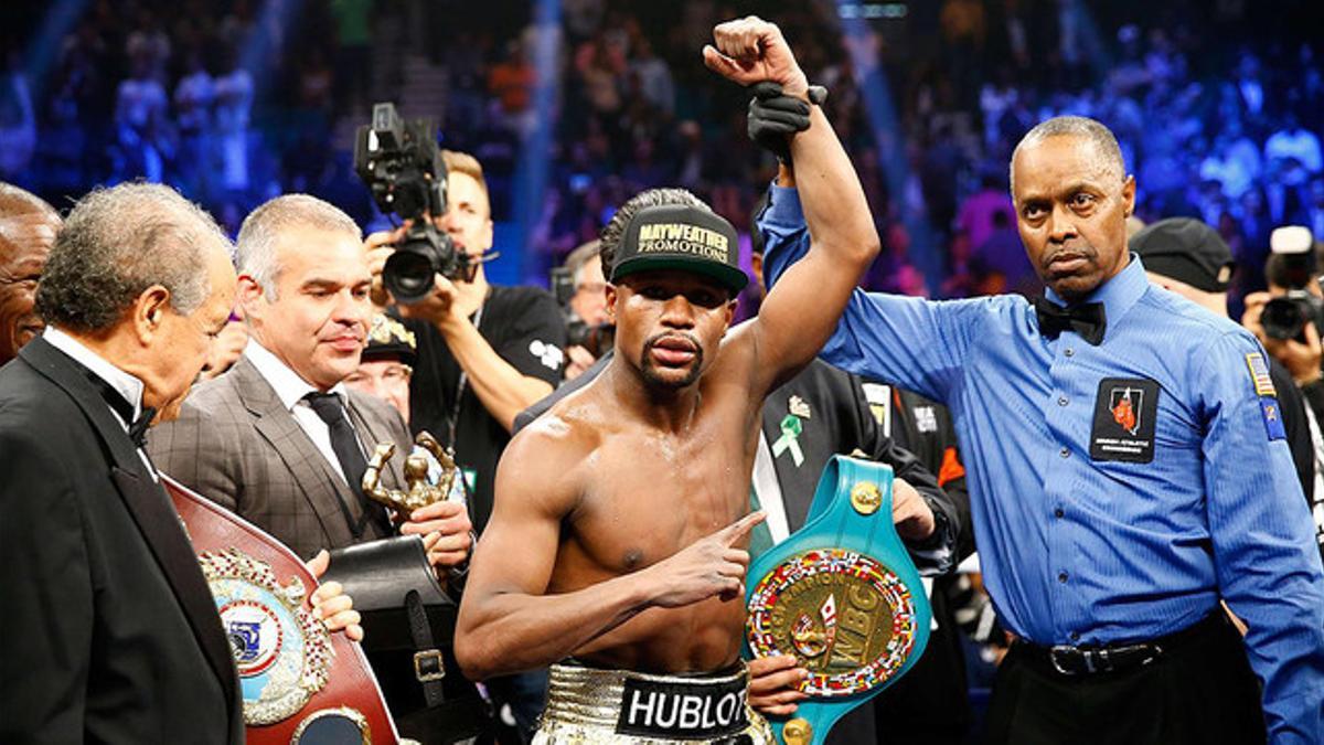 Floyd Mayweather Jr. recibe el cinturón de campeón del mundo de peso wélter tras ganar a Manny Pacquiao a los puntos, el pasado 2 de mayo en Las Vegas