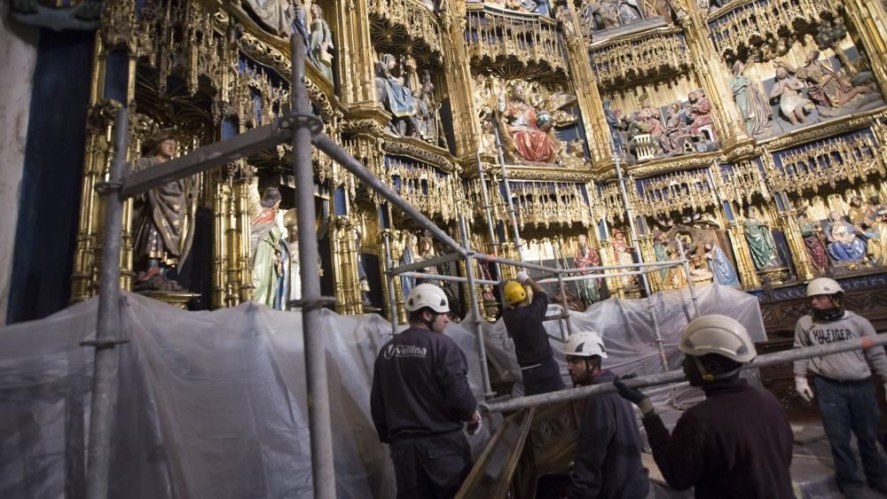 Montaje de los andamios para la limpieza del retablo de la Catedral de Oviedo