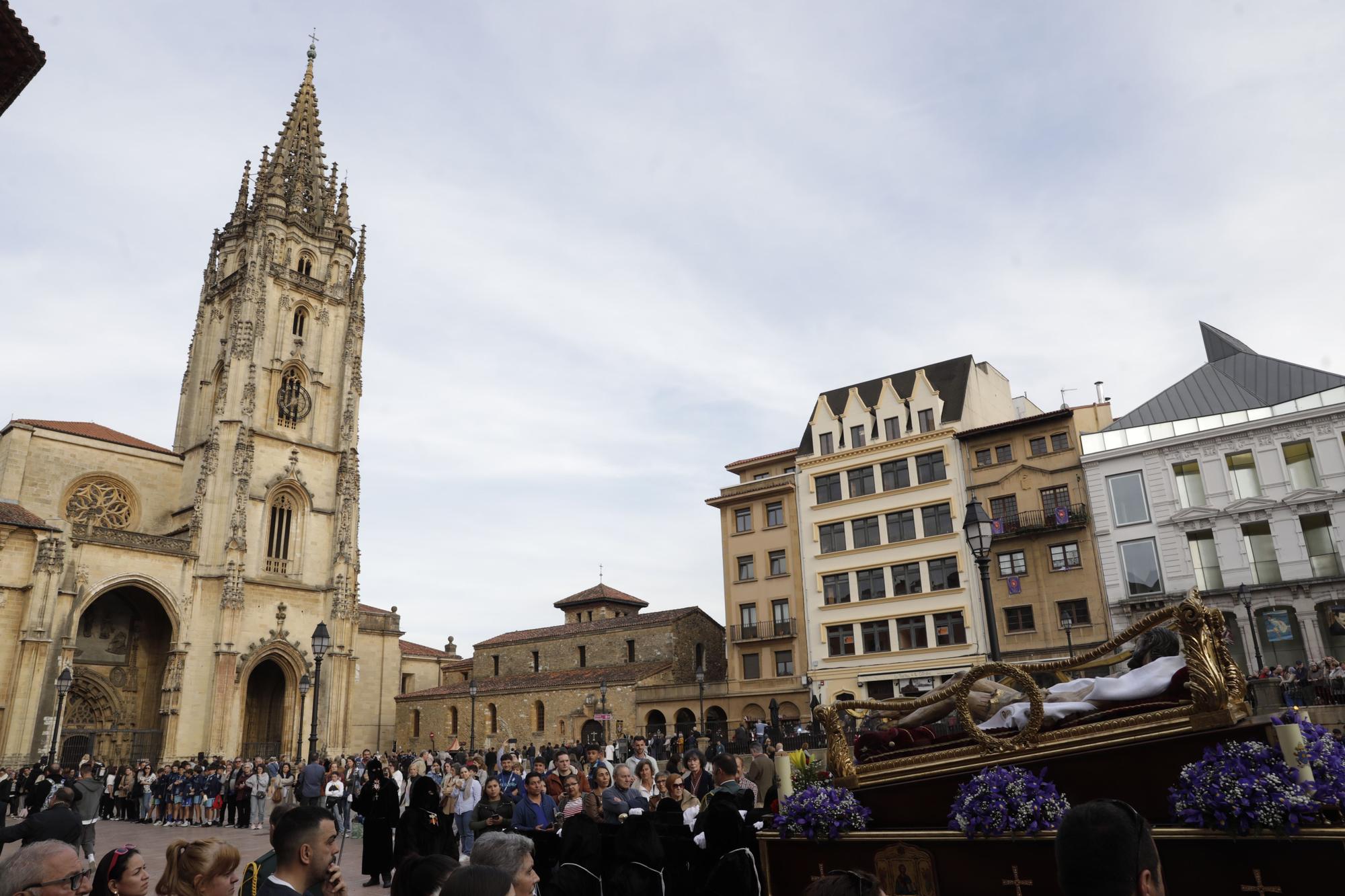 La procesión intergeneracional del Santo Entierro emociona Oviedo