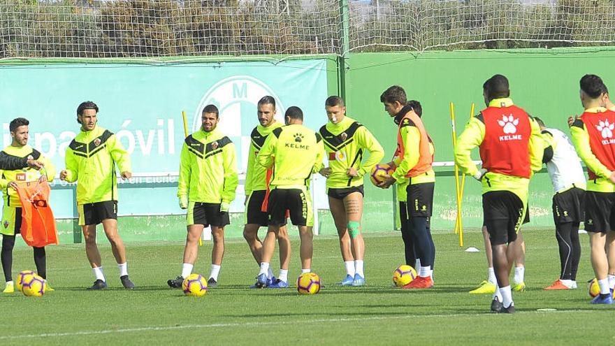 Pacheta dando instrucciones, durante el último entrenamiento de este sábado