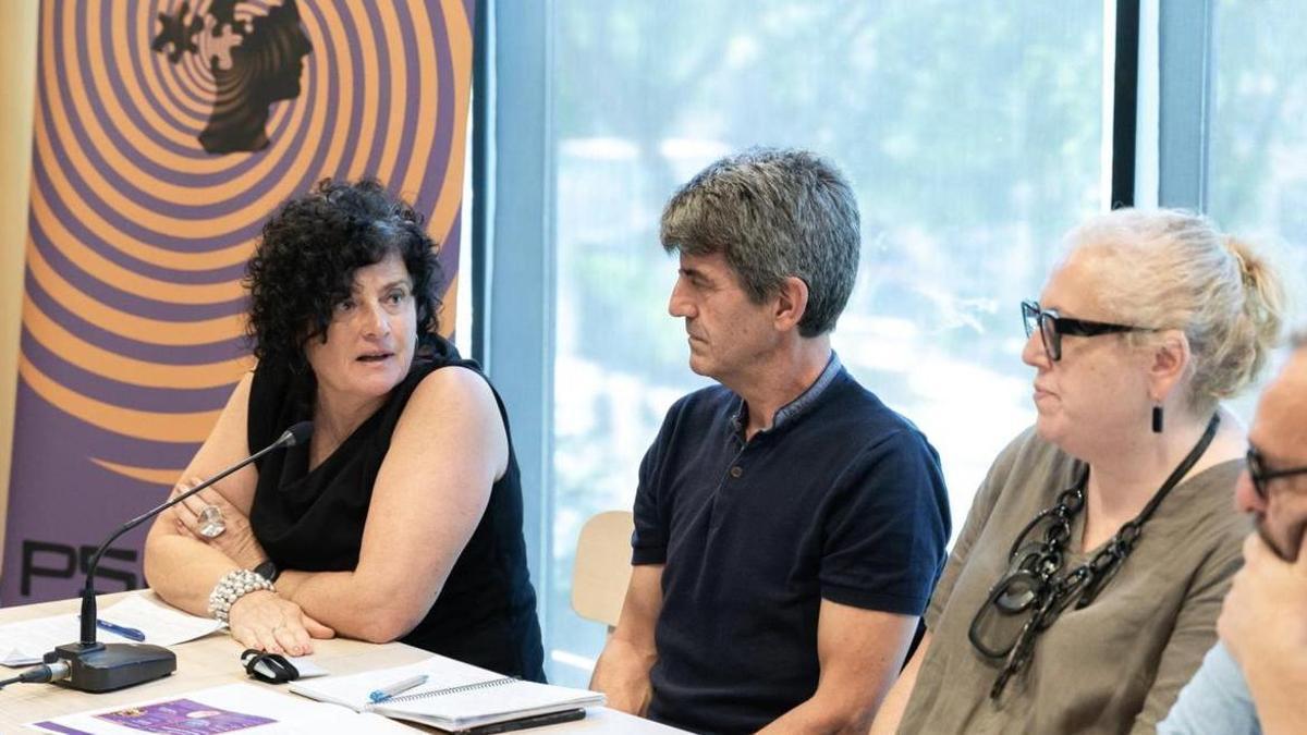 De izquierda a derecha, Anabel Martínez, concejal de Derechos Sociales de Reus; Jaume Descarrega, director técnico del Psicurt; Sandra Ramos, consejera de Cultura de Tarragona; y Daniel Recasens, concejal de Cultura de Reus