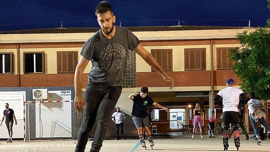 Slalom mit Inlinern: Der Abstand der kleinen Pilonen ist genau ausgemessen.