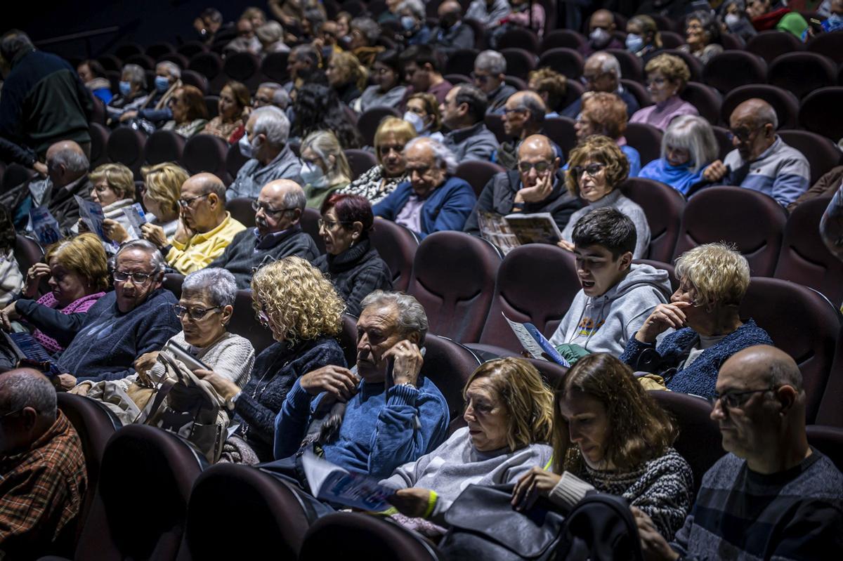 El estreno de Júnior en el Teatre Condal, la nueva comedia protagonizada por Joan Pera, fue divertida desde el primer momento. Nada más llegar a la sala del Paral.lel el público se ambientó en la historia gracias a un fotomatón