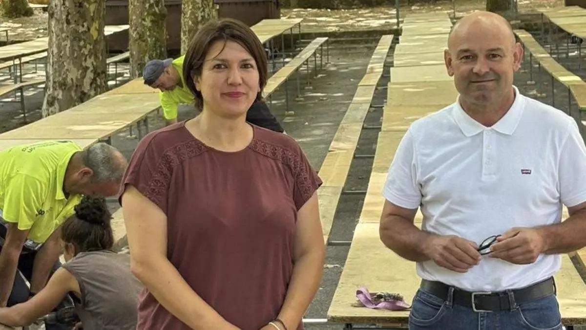Lourdes Enes y Pablo Castillo, ayer, en la carballeira de Covelo.