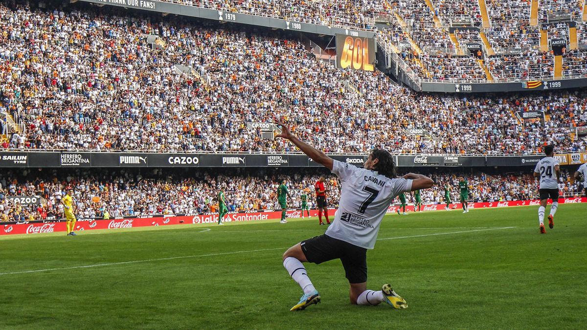 Cavani celebra su gol en Mestalla