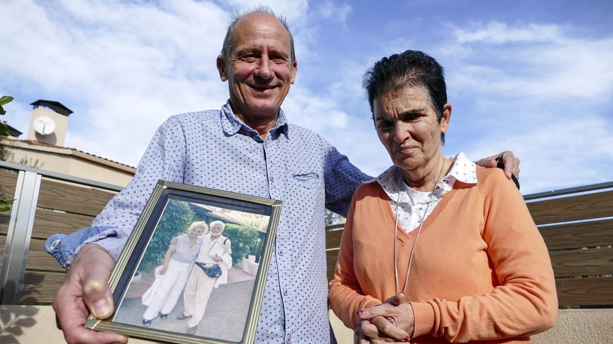 Santa Susanna 8 12 2020  Joan Alquezar y su mujer Nuria ensenando una foto de sus suegros Jordi y Violeta  Jordi murio utilizando la eutanasia en Suiza   Foto de Julio Carbo