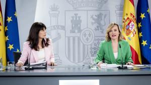 La ministra de Igualdad, Ana Redondo (i), y la ministra de Educación, FP y Deportes y portavoz del Gobierno, Pilar Alegría (d)