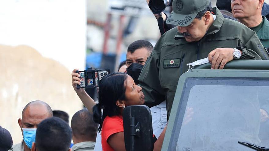 Maduro, durante su visita a Las Tejerías.