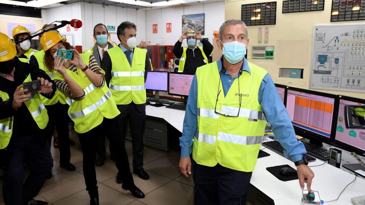 El operario de Endesa Javier Romero fue el encargado de apagar los principales equipos de la Central Térmica.