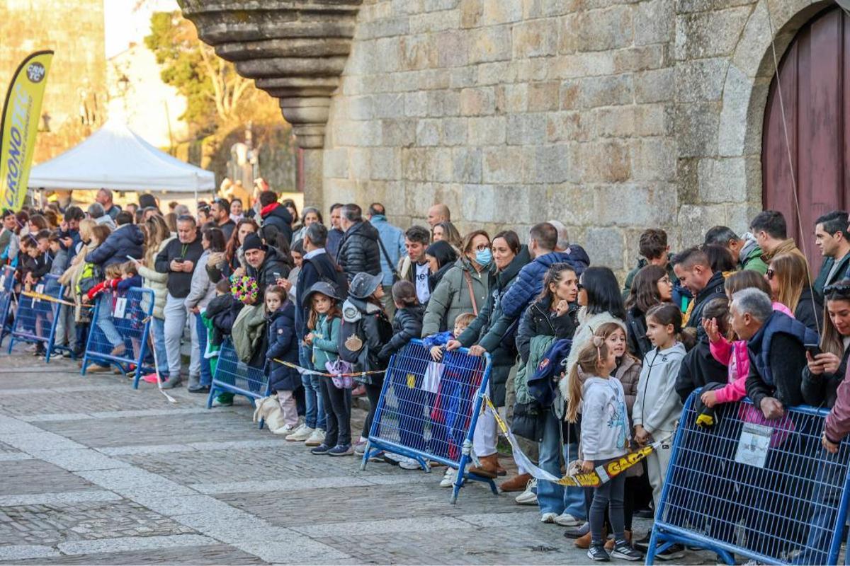Cambados despide el año con miles de pisadas... y disfraces navideños