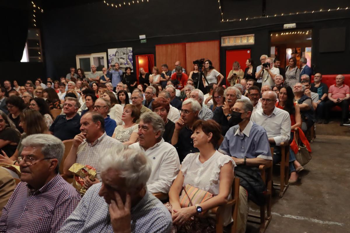 Numeroso público acudió a La Bohemia para la presentación de la primera novela de Toledo.