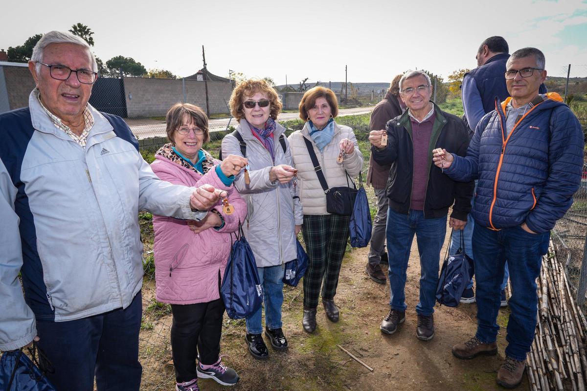 Los adjudicatarios de los huertos urbanos posan en Llera tras la entrega de llaves.