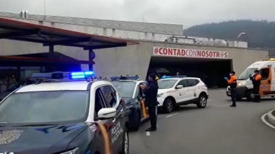 Coronavirus Asturias: El impresionante homenaje de policía y ambulancias al personal sanitario del HUCA