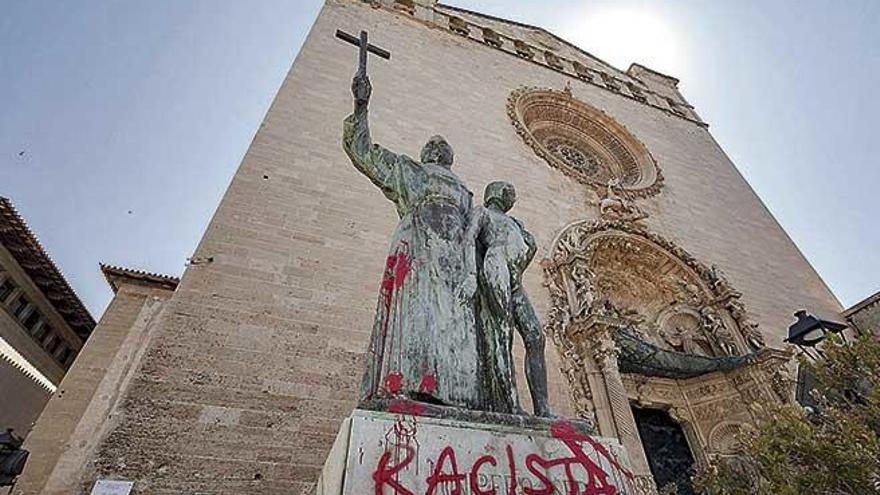 La estatua de Junípero Serra en la plaza de Sant Francesc, en Palma, fue atacada el mes pasado.