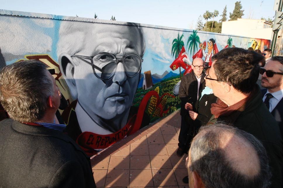 Nuevo mural decorado con motivos relacionados con la huerta en una pared exterior del hotel Nelva