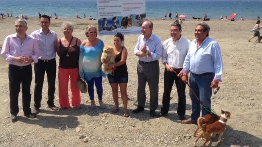 Los alcaldes de Málaga y El Rincón visitan la playa canina