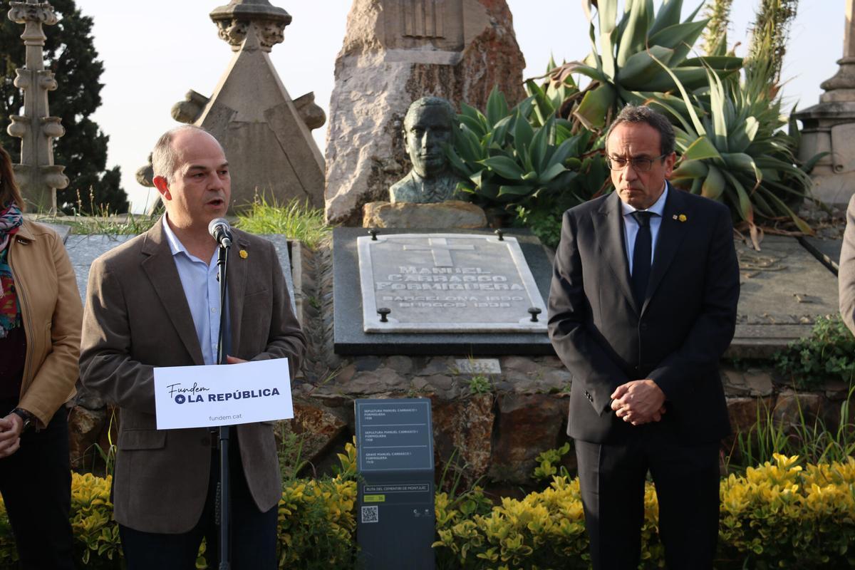 El secretari general de Junts, Jordi Turull, i el president del Parlament, Josep Rull, davant la tomba de Carrasco i Formiguera
