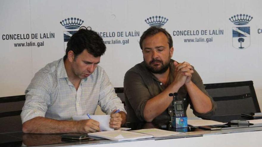 Un instante en la rueda de prensa que ofrecieron ayer Nicolás González y Rafael Cuíña. // Bernabé
