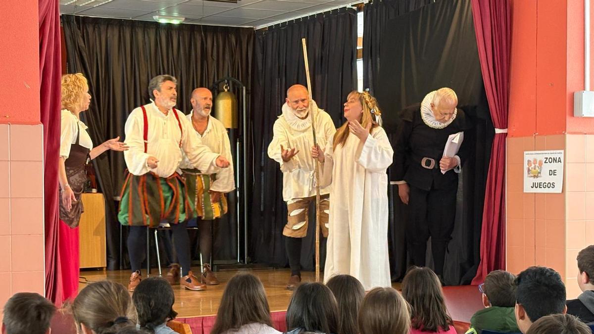 Una actuación de "Teatro del Suroccidente" en el centro social de Cangas del Narcea.