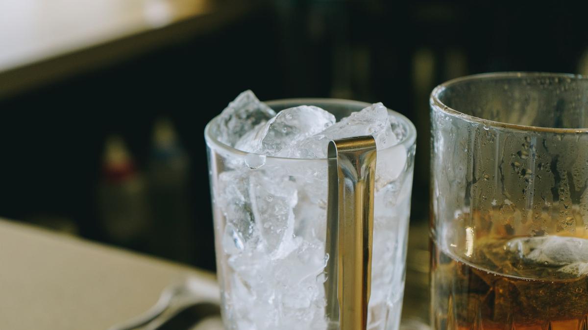 Un bar cobra un euro por cuatro cubitos de hielo a una clienta que incendia Twitter al contarlo