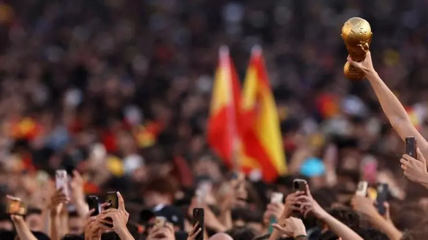 Alrededor de 120.000 personas esperan en Cibeles la llegada de los campeones del Mundial