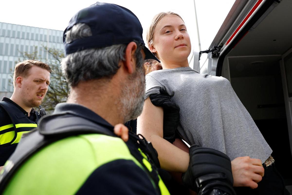La activista climática Greta Thunberg  es detenida por agentes de policía durante una manifestación climática