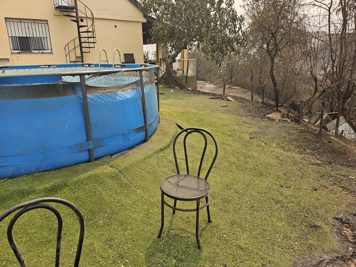 Así ha quedado la aldea de Santa María, en Petín, tras el paso, este viernes, del gran incendio forestal de Valdeorras.