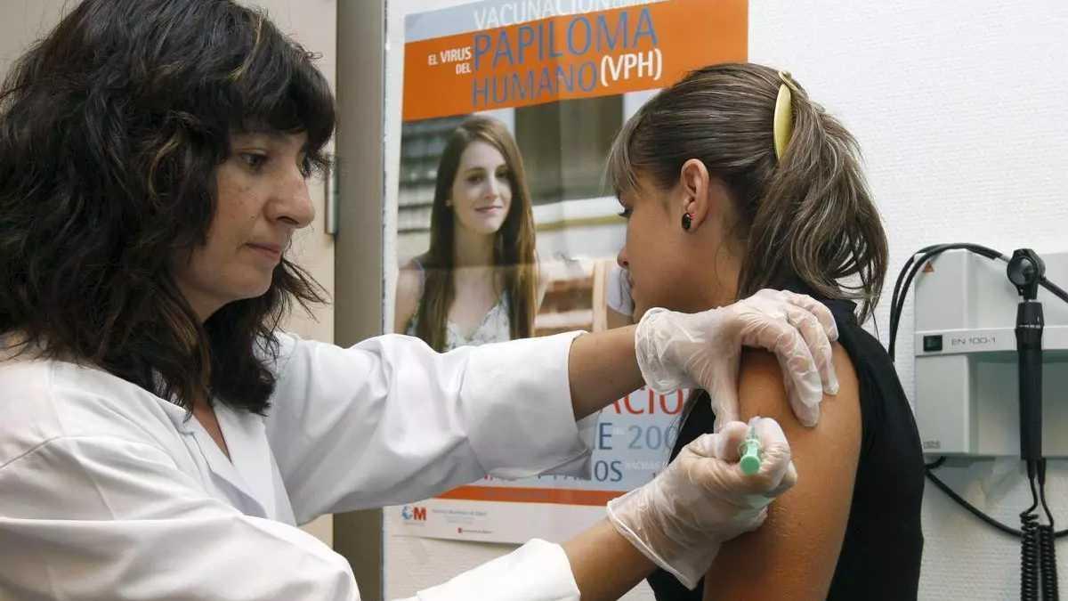 Una sanitària vacuna contra el VPH un infant, en una imatge d'arxiu.