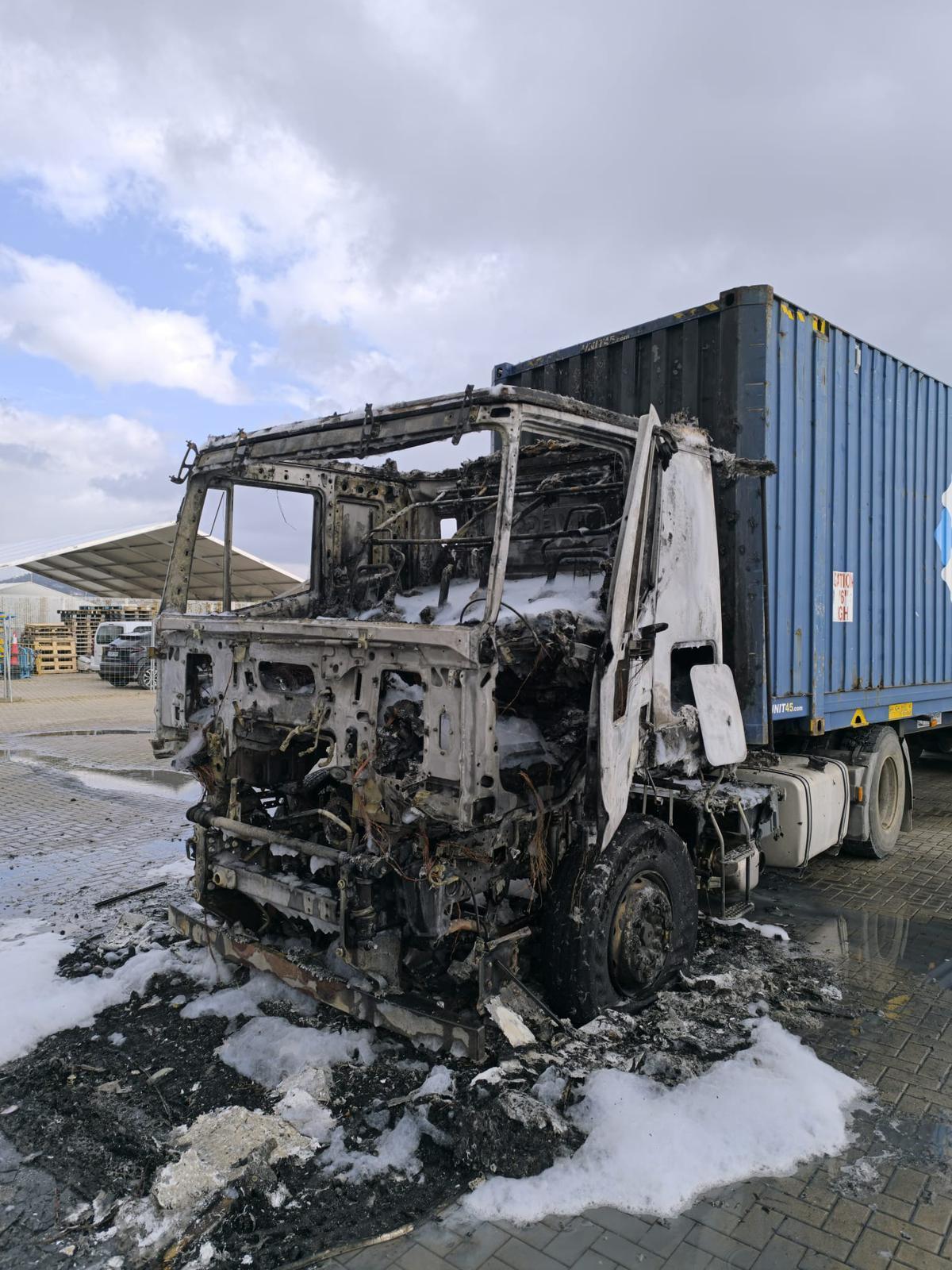 Así quedó el camión incendiado en el puerto de Ibiza.