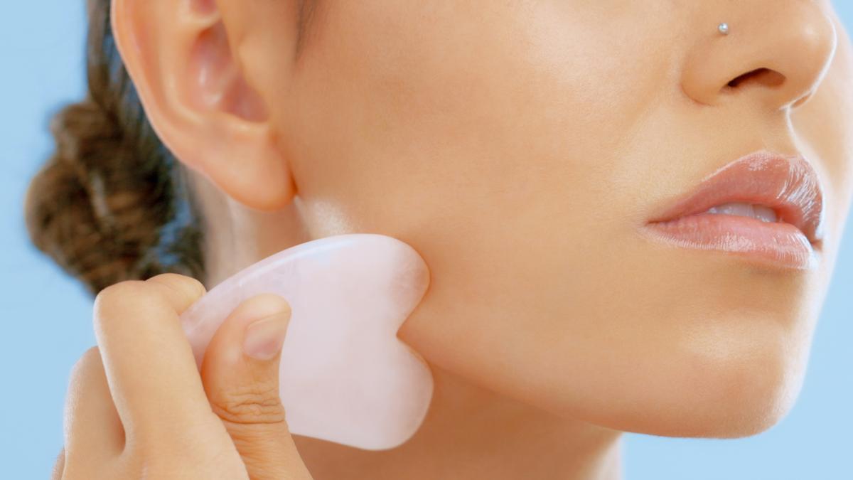 Todo sobre Gua Sha, la piedra mágica con la que practicar yoga facial