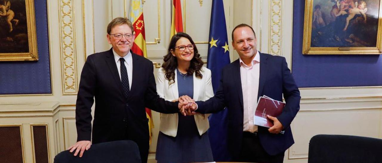 El presidente de la Generalitat, Ximo Puig, Mónica Oltra, líder de Compromís y vicepresidenta, y Rubén Martínez Dalmau, ayer en las Cortes Valencianas.