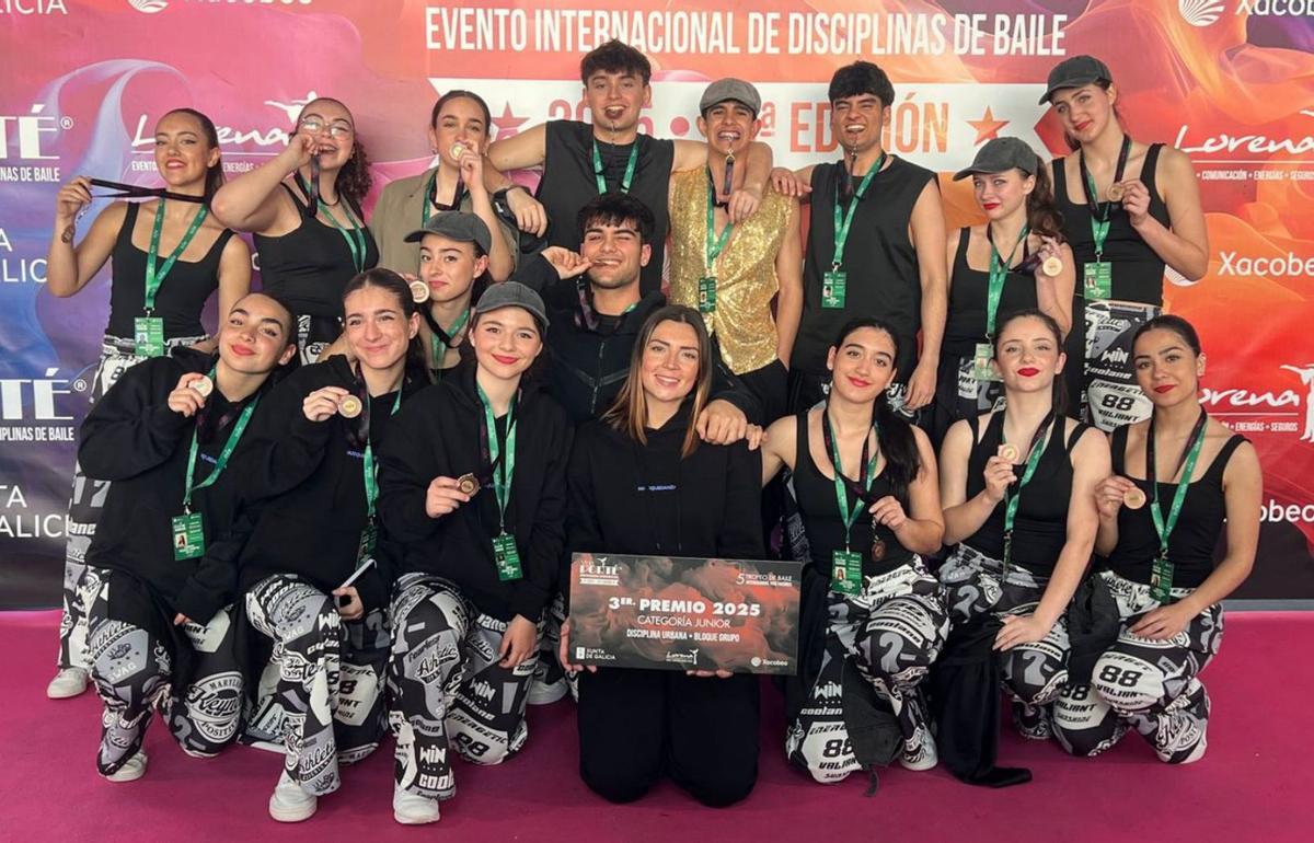 El grupo New School de Máisquedanza posa con el tercer premio conquistado en la ciudad olívica.