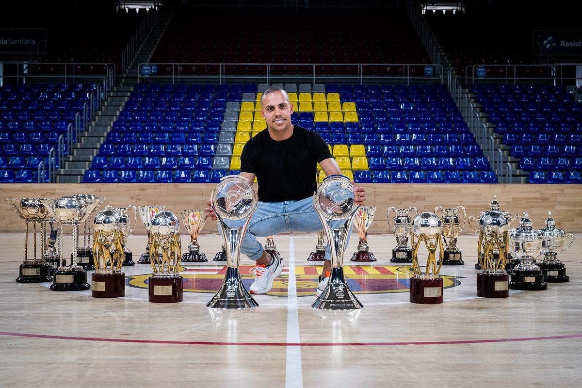 Ferrao, André Coelho y Jesús Velasco se despiden del Barça fotografiándose con todos sus trofeos.