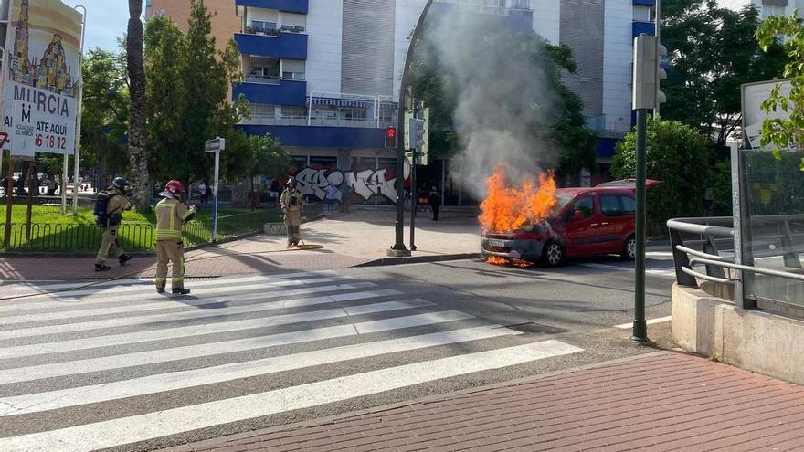 Alarma en la entrada a Murcia por Ronda Norte tras arder una furgoneta