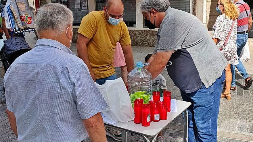 Velas, papeletas y acampada contra el derribo de El Náutico | L.O.