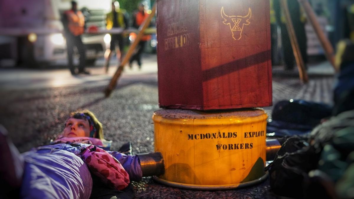 Una de las activistas frente a uno de los locales de comida rápida.