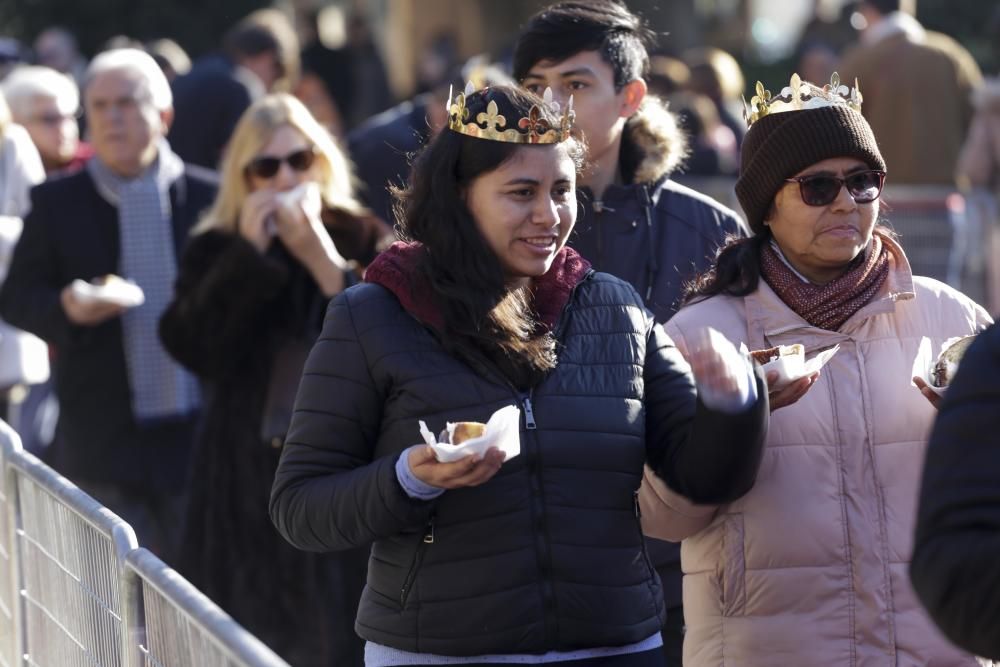 Los Reyes Magos llegan a Murcia repartiendo Roscón