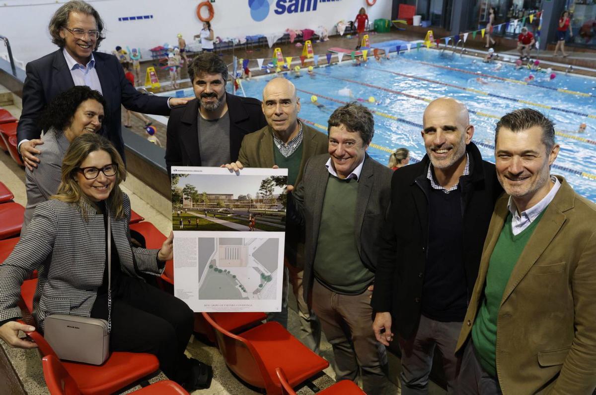 Por la izquierda, Elena Martín, Begoña Espasande, Alfredo Fernández, Alfredo Antuña, Joaquín Miranda, Daniel Villanueva, Antonio Desmonts y Juan Pablo de Castro, ayer, en las piscinas del Grupo Covadonga. | ÁNGEL GONZÁLEZ