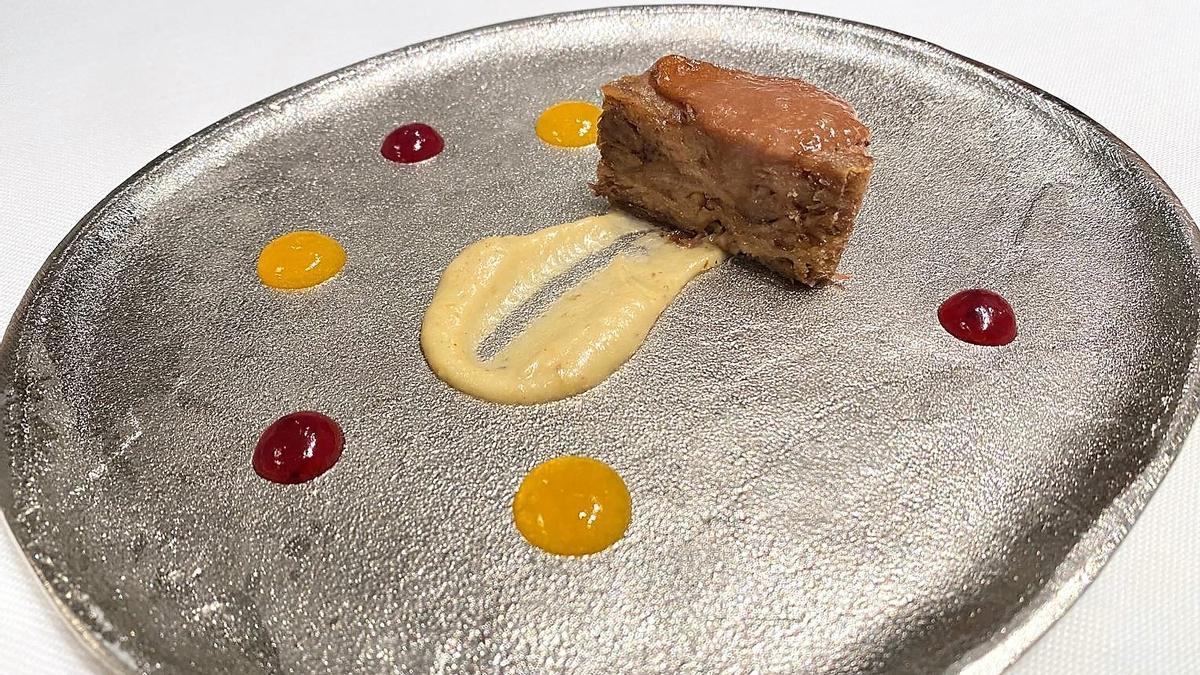 Ternasco con crema de berenjena asada y geles de frutas cuyos colores son un guiño a la bandera de Aragón.