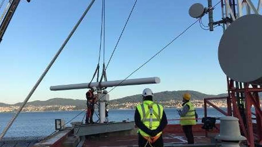 Retirada ayer de la antena de la Estación Marítima. // FdV