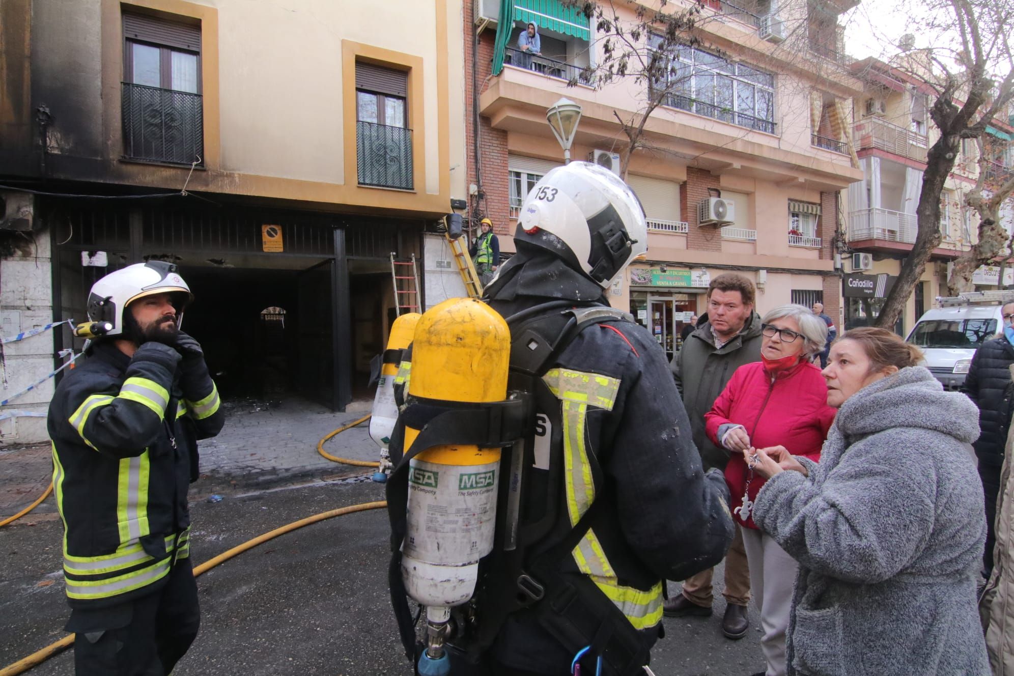 Un incendio calcina una tienda de colchones en Santa Rosa