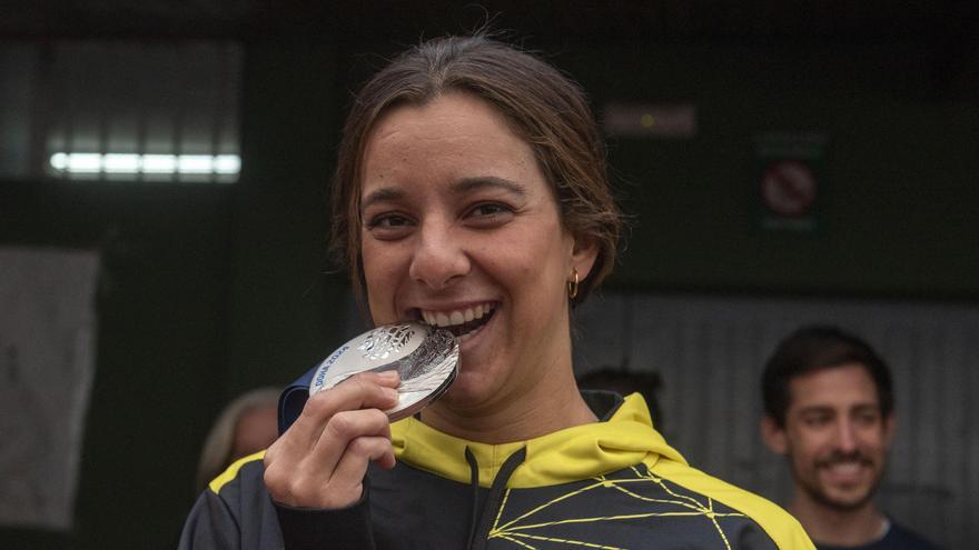 Alumnos del colegio Liceo La Paz reciben a la nadadora María de Valdés, subcampeona del mundo